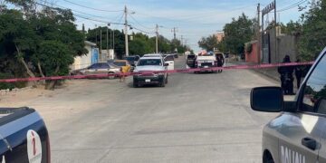 Mujer muere baleada en auto mientras lo reparaban