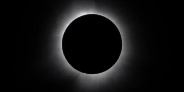 Eclipse solar total observado por astronautas de Artemis II desde la nave Orion