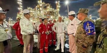 Director de Pemex genera polémica por su vestimenta en supervisión de incendio en Dos Bocas