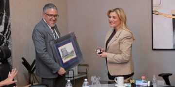 LaSalle entrega reconocimientos a Maru Campos por legado de Víctor Cruz y Guillermo Campos