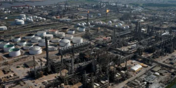 Derrame de diésel contenido en el muelle de la refinería Deer Park de Pemex