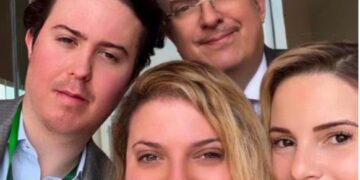 Hijo de Ebrard vivió seis meses gratis en la residencia de la embajada de México en Londres