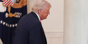 Derribo de un F-15 estadounidense en Irán no afectará las negociaciones, afirma Trump