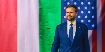 Vance arremete contra los «burócratas de Bruselas» y respalda a Orbán en vísperas electorales