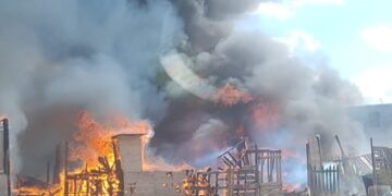 Incendio destruye tres viviendas en la colonia Terranova