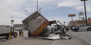 Retiran puesto de comida irregular instalado en camellón del bulevar Talamás