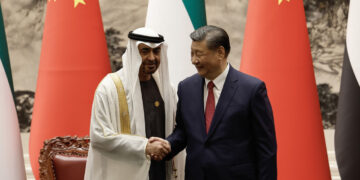 Los Emiratos Árabes Unidos advierten a EE.UU. sobre posible uso del yuan en transacciones petroleras