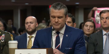 «Criminal de guerra»: activista interrumpe comparecencia de Pete Hegseth en el Congreso