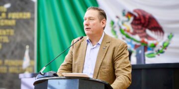 Diputado propone poner con letras doradas el nombre de Pancho Barrio en muro del Congreso