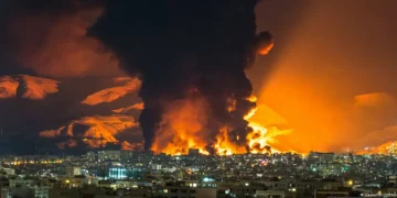 Irán lanza drones y misiles contra Israel y Kuwait tras rechazar ultimátum de Trump sobre Ormuz