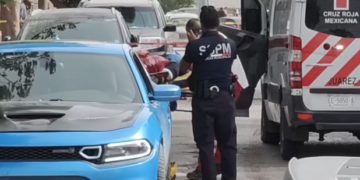Dos jóvenes gravemente heridos tras ataque armado a Dodge Charger en la Melchor Ocampo