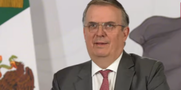 Ebrard defiende la estancia de su hijo en la embajada de México en Londres