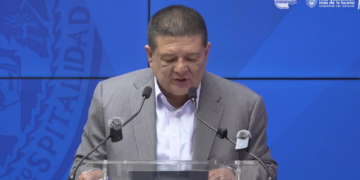 Renuncia César Jáuregui enmedio crisis binacional por desbarracamiento