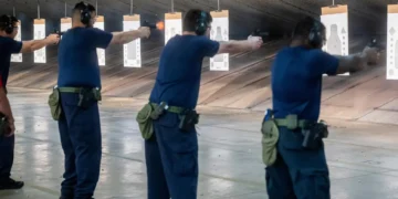 ICE contrata a miles de agentes con antecedentes cuestionables