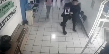Alumnos desarman a tirador en preparatoria Antón Makarenko de Michoacán