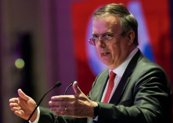 Abren investigación por la estancia del hijo de Ebrard en la Embajada de Londres