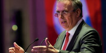 Abren investigación por la estancia del hijo de Ebrard en la Embajada de Londres