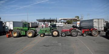 Transportistas y agricultores inician paro nacional indefinido con bloqueos en carreteras clave
