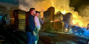 Incendio en un aserradero de Parral