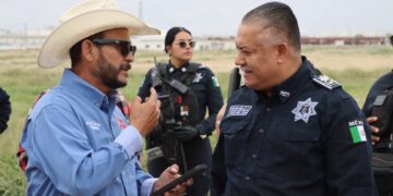 Intento de desalojo en el kilómetro 20: Policía municipal acude a dialogar con transportistas y campesinos