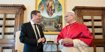 El Papa León XIV y el presidente israelí urgen reabrir el diálogo para la paz en Oriente Medio