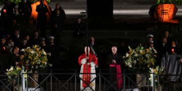 León XIV carga la Cruz en el Coliseo durante su primer Vía Crucis como Papa