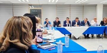 SEECH y Club Rotario unen esfuerzos para apoyar a estudiantes de básica