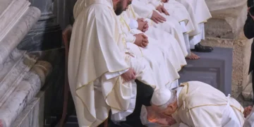 León XIV lava los pies a 12 sacerdotes y restaura la tradición del Jueves Santo