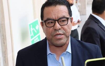La opereta de Abelardo Valenzuela/ Un charal como trofeo máximo/ El triste legado de Valenzuela