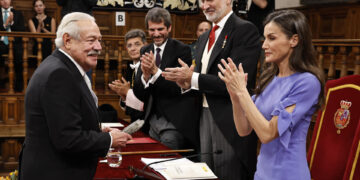 Entregan el Premio Cervantes de literatura a Gonzalo Celorio