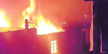 Fuerte incendio de vivienda en la colonia San Antonio moviliza a bomberos en Juárez