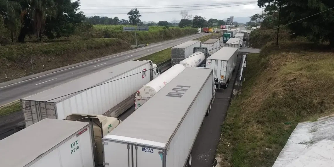 Transportistas y campesinos bloquean carreteras en al menos 20 estados por inseguridad y falta de apoyos al campo