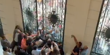 Irrumpen manifestantes de Asamblea de Barrios en el Congreso de la CDMX