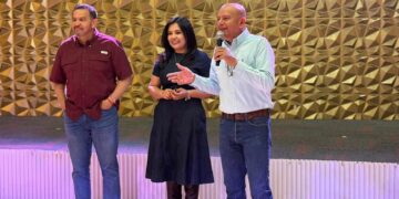 Pérez Cuellar, Mayra Chávez y Cuauhtémoc Estrada reconocen a madres juarenses