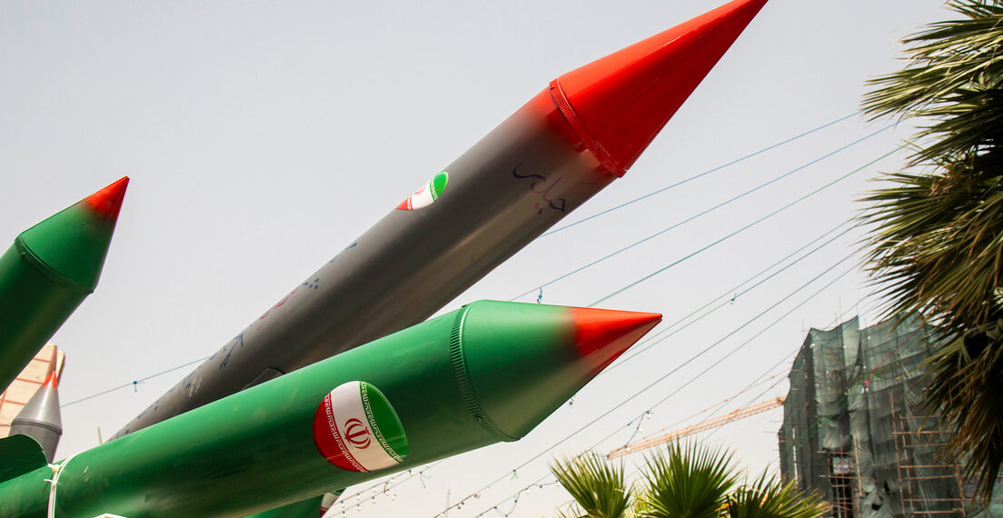 Irán afirma que impactó con misiles a un buque de EE.UU. cerca del estrecho de Ormuz