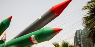 Irán afirma que impactó con misiles a un buque de EE.UU. cerca del estrecho de Ormuz