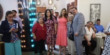 Alcalde y Presidenta del DIF festejan Día de las Madres con adultas mayores