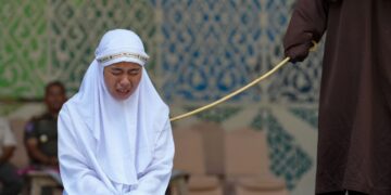 Sufre desmayo mujer tras recibir cien latigazos por relaciones prematrimoniales en Indonesia