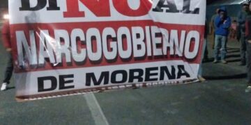 Vecinos de Meoqui bloquean carretera para impedir paso de presuntos acarreados a marcha contra Maru Campos