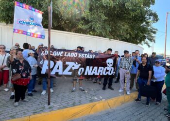Militantes panistas y ciudadanos se concentran afuera de la FGR en Ciudad Juárez en apoyo a Maru Campos
