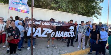 Militantes panistas y ciudadanos se concentran afuera de la FGR en Ciudad Juárez en apoyo a Maru Campos