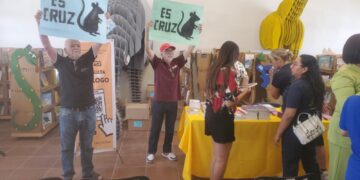 Protestan fundadores de Morena contra Cruz Pérez Cuéllar y exhiben símbolo de rata