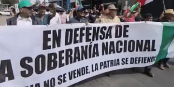 Manifestantes  de Morena exigen en Palacio de Gobierno defensa de la soberanía nacional