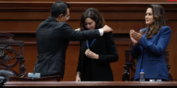 Condecoran a Isabel Díaz Ayuso en Aguascalientes en medio de protestas de Morena 