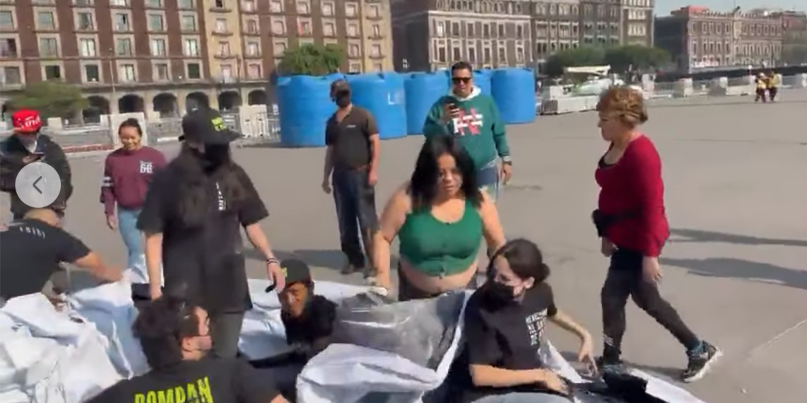 Denuncian censura por retiro violento de manta en el Zócalo