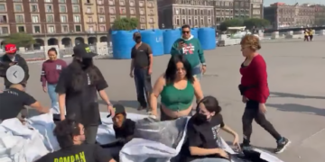 Denuncian censura por retiro violento de manta en el Zócalo