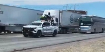 Elementos de la GN escoltan camiones con manifestantes rumbo a la marcha en Chihuahua
