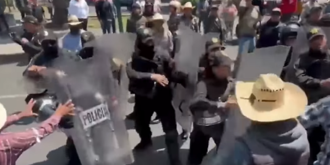 Choque entre campesinos y policías en Paseo de la Reforma