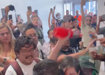 Fricciones y jaloneos marcan protesta de la diversidad sexual en sede alterna del Congreso de Chihuahua