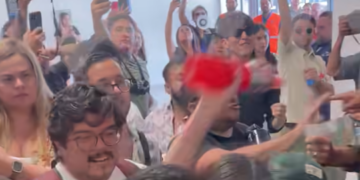 Fricciones y jaloneos marcan protesta de la diversidad sexual en sede alterna del Congreso de Chihuahua